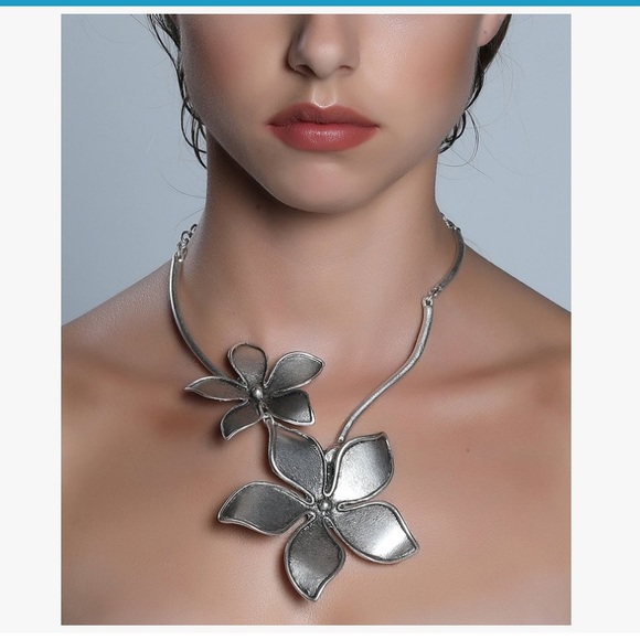 Yushi Jewelry - Yushi Silver Tone Flower Statement Necklace
